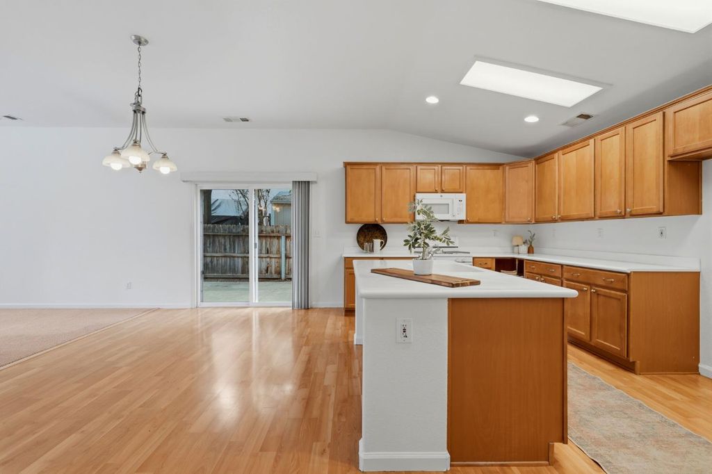 Image 19 of property listing at 6111 W Pryor Avenue, Visalia, CA 93277