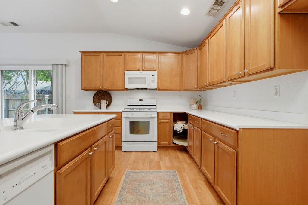 Image 24 of property listing at 6111 W Pryor Avenue, Visalia, CA 93277