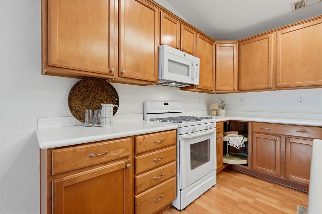 Image 26 of property listing at 6111 W Pryor Avenue, Visalia, CA 93277