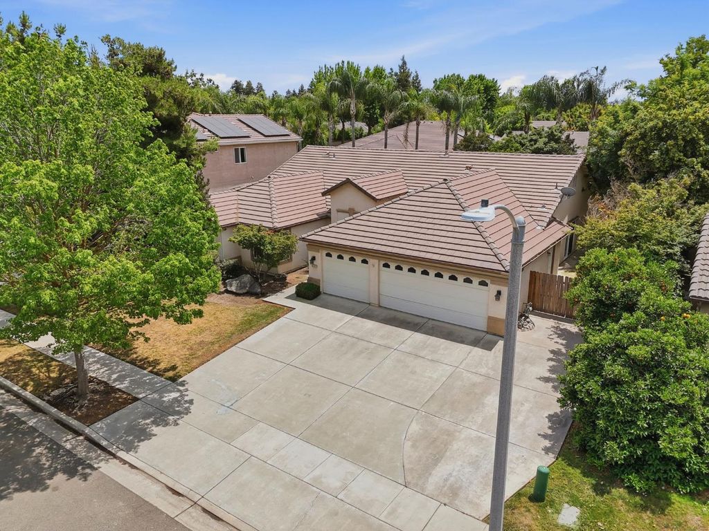 Image 8 of property listing at 6111 W Pryor Avenue, Visalia, CA 93277