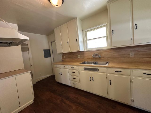 2042 E Mayfair, Fresno, CA 93703