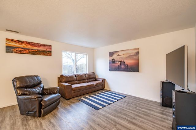 1881 Becca Ct, Albany, OR 97322