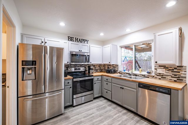 1881 Becca Ct, Albany, OR 97322