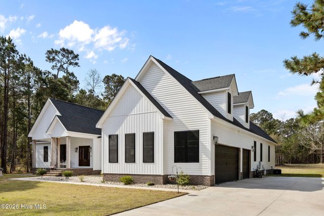 111 Blue Jay Way, Stella, NC 28582