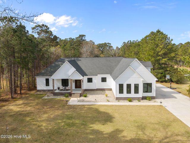 111 Blue Jay Way, Stella, NC 28582