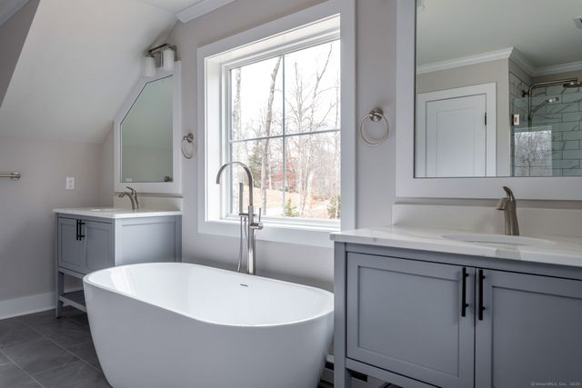 24 Deerwood Road, Oxford, CT 06478