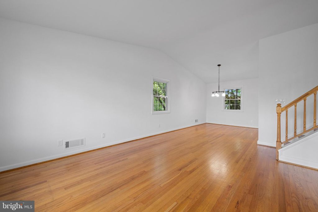 Image 5 of property listing at 1005 JAMIESON RD, Lutherville Timonium, MD 21093