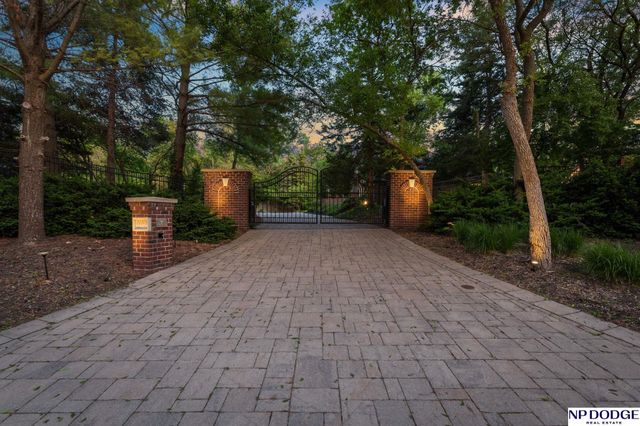 21509 Ridgewood Road, Elkhorn, NE 68022