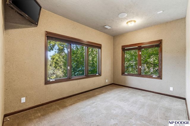 21509 Ridgewood Road, Elkhorn, NE 68022