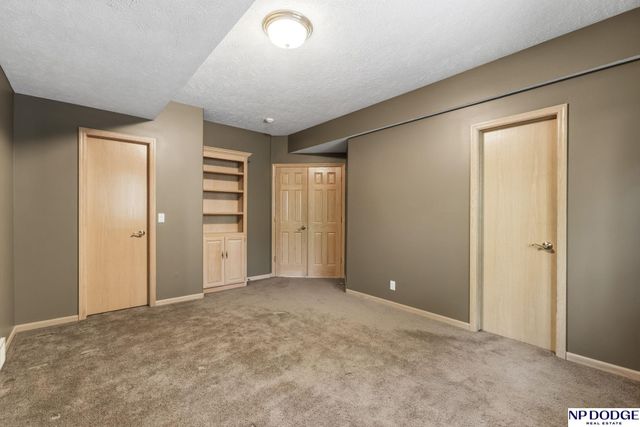 21509 Ridgewood Road, Elkhorn, NE 68022