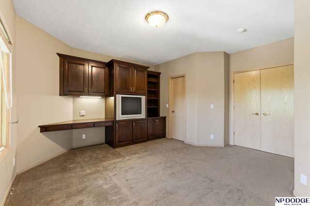 21509 Ridgewood Road, Elkhorn, NE 68022
