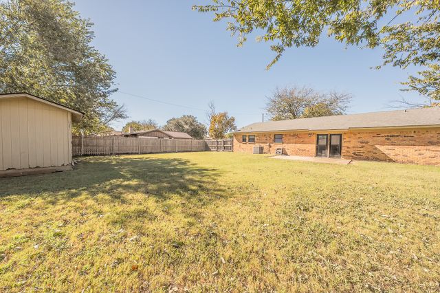 1700 Brookhaven Street, Cleburne, TX 76033