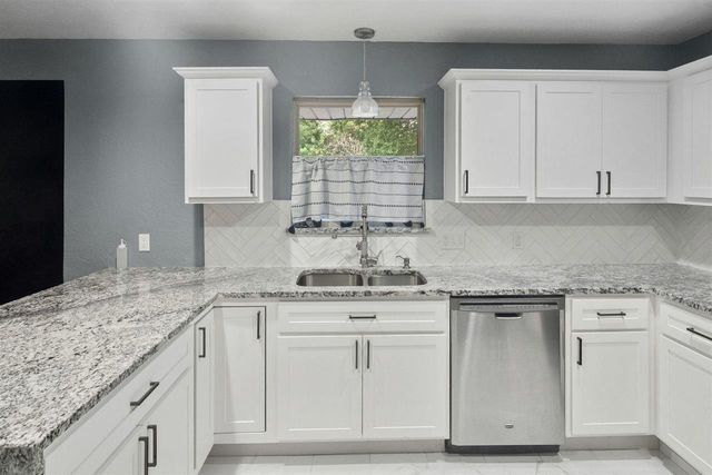 906 NW 41st St, Lawton, OK 73505