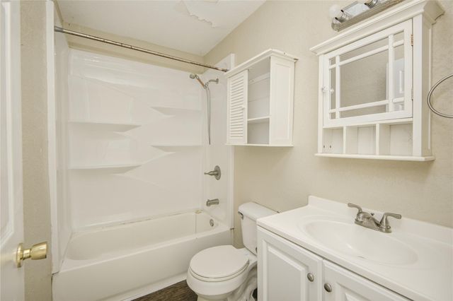 212 Winding Way Street, Lake Jackson, TX 77566