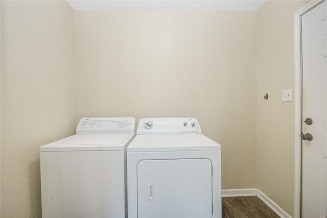 212 Winding Way Street, Lake Jackson, TX 77566