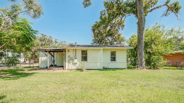 212 Winding Way Street, Lake Jackson, TX 77566