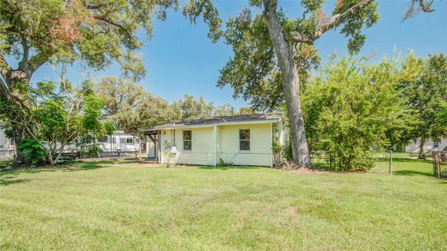 212 Winding Way Street, Lake Jackson, TX 77566