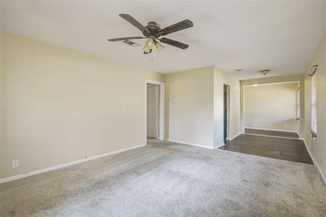 212 Winding Way Street, Lake Jackson, TX 77566