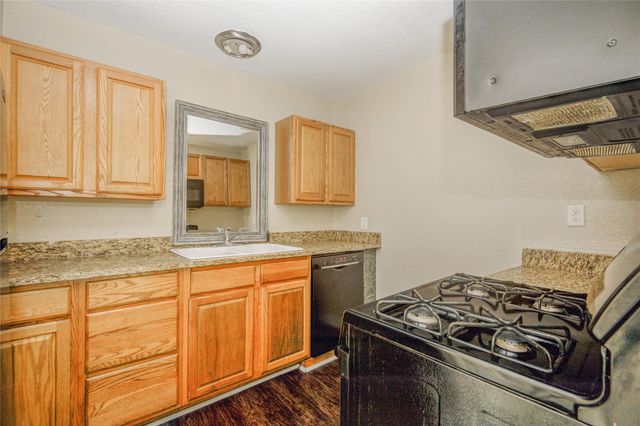 212 Winding Way Street, Lake Jackson, TX 77566