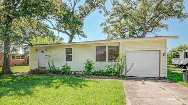 212 Winding Way Street, Lake Jackson, TX 77566