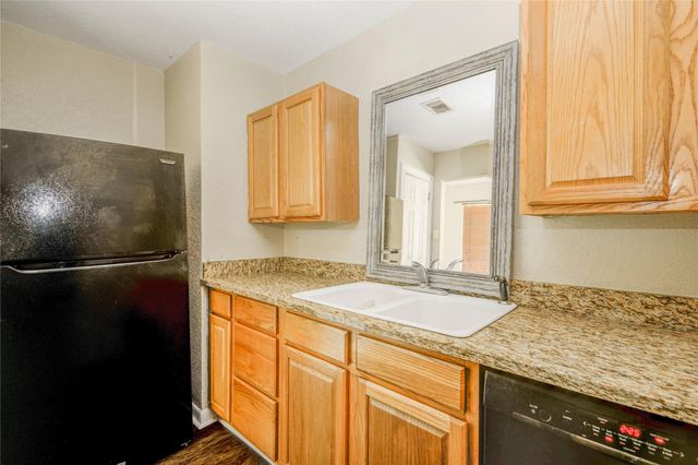 212 Winding Way Street, Lake Jackson, TX 77566