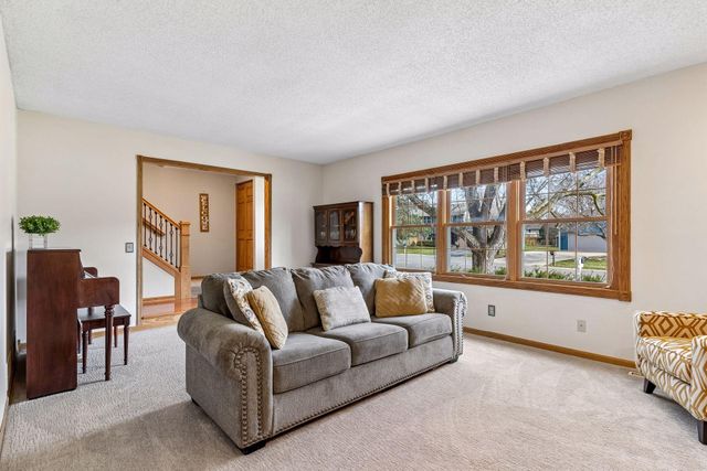 4015 Cottonwood Lane N, Plymouth, MN 55441