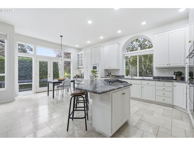 6425 ASHWOOD Ct, West Linn, OR 97068