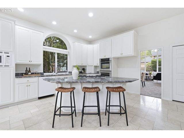 6425 ASHWOOD Ct, West Linn, OR 97068