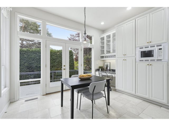 6425 ASHWOOD Ct, West Linn, OR 97068