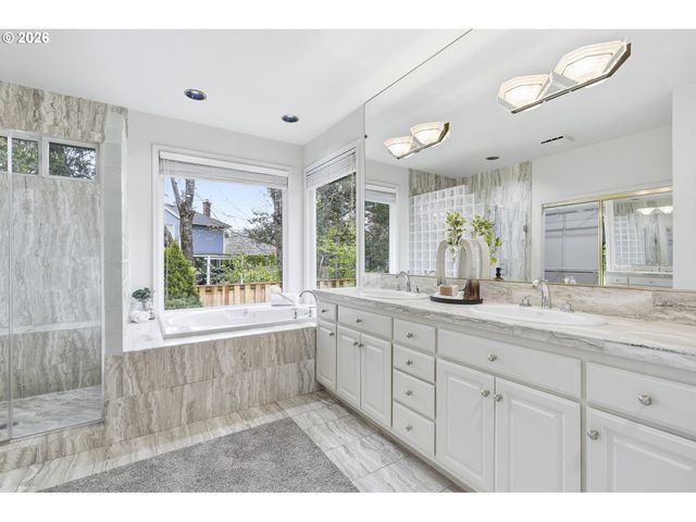 6425 ASHWOOD Ct, West Linn, OR 97068