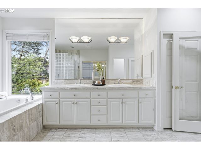 6425 ASHWOOD Ct, West Linn, OR 97068