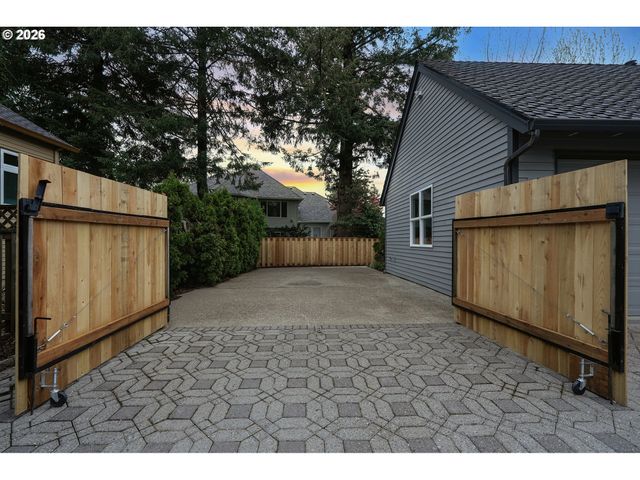 6425 ASHWOOD Ct, West Linn, OR 97068