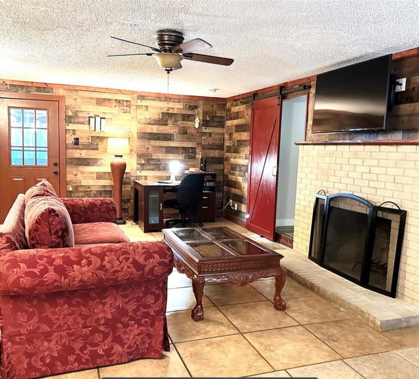 101 Byrne ST, Smithville, TX 78957