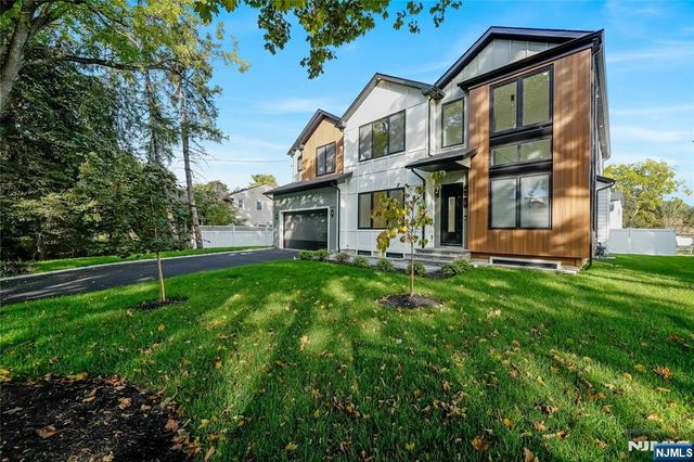 33 Oliver Road, Paramus, NJ 07652