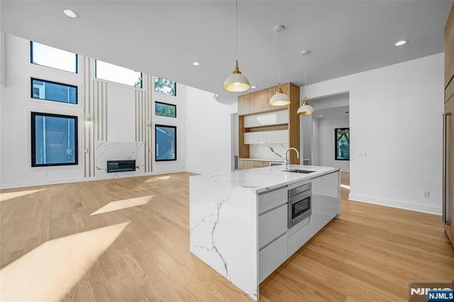 33 Oliver Road, Paramus, NJ 07652