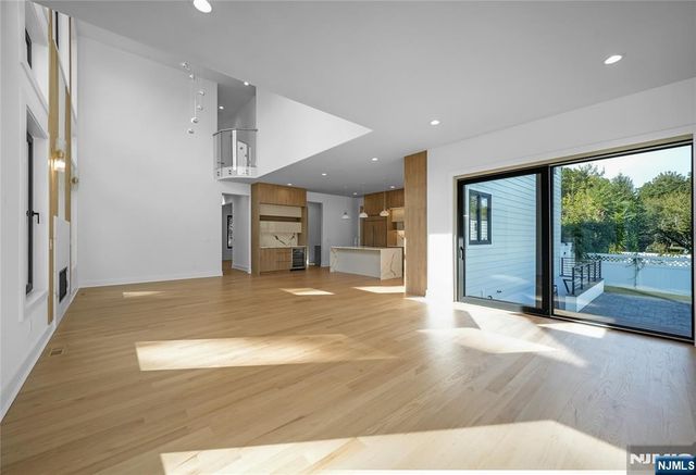 33 Oliver Road, Paramus, NJ 07652