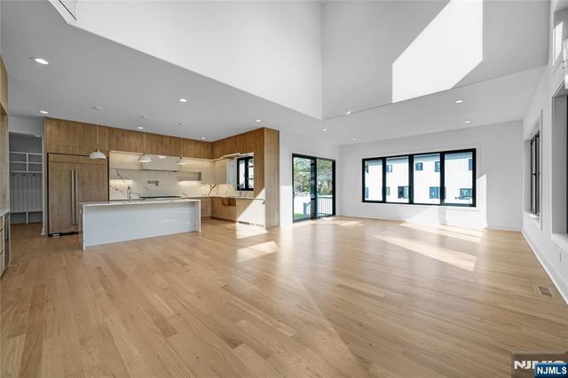 33 Oliver Road, Paramus, NJ 07652