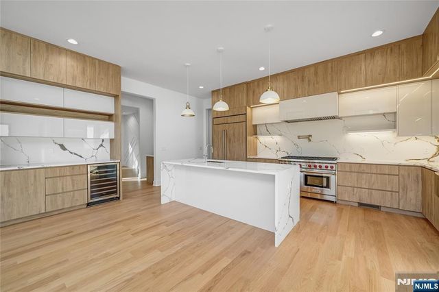 33 Oliver Road, Paramus, NJ 07652