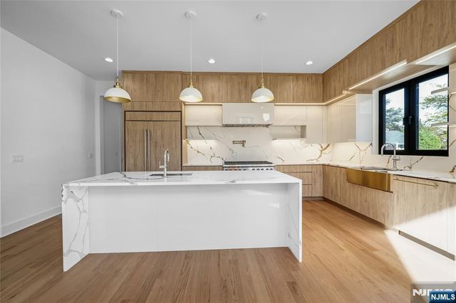 33 Oliver Road, Paramus, NJ 07652