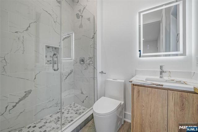 33 Oliver Road, Paramus, NJ 07652