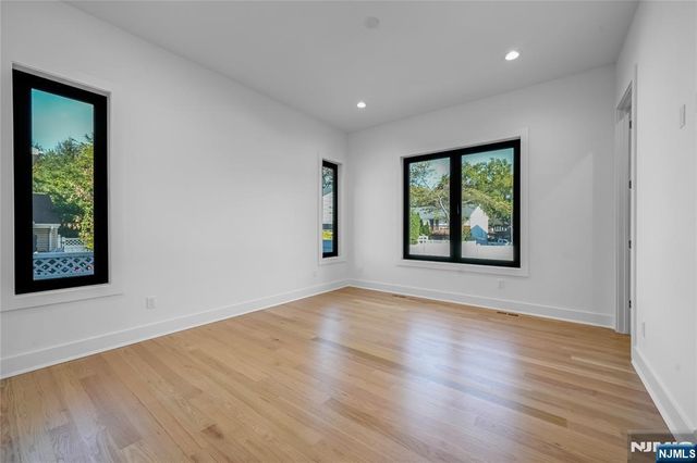 33 Oliver Road, Paramus, NJ 07652