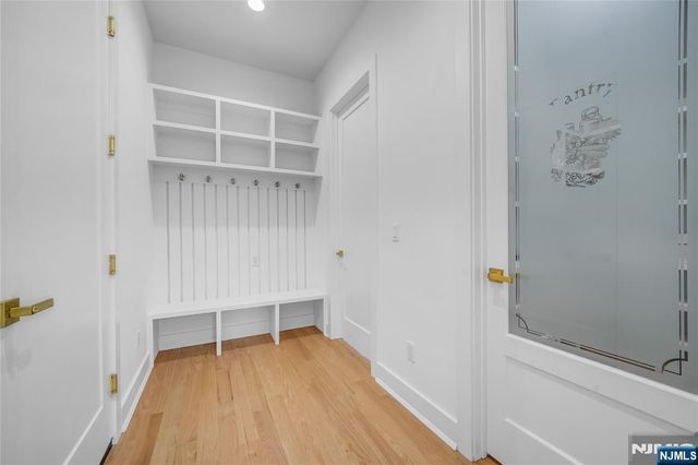 33 Oliver Road, Paramus, NJ 07652