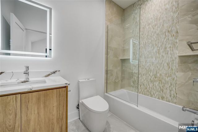 33 Oliver Road, Paramus, NJ 07652