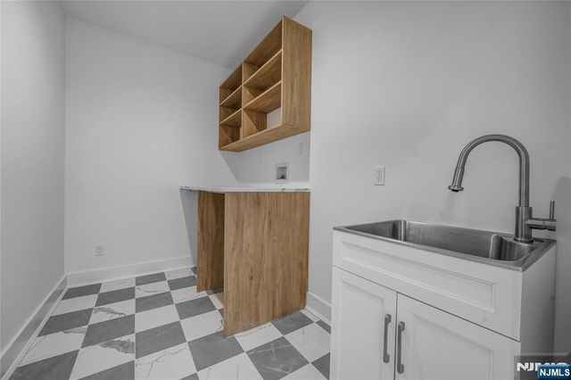 33 Oliver Road, Paramus, NJ 07652