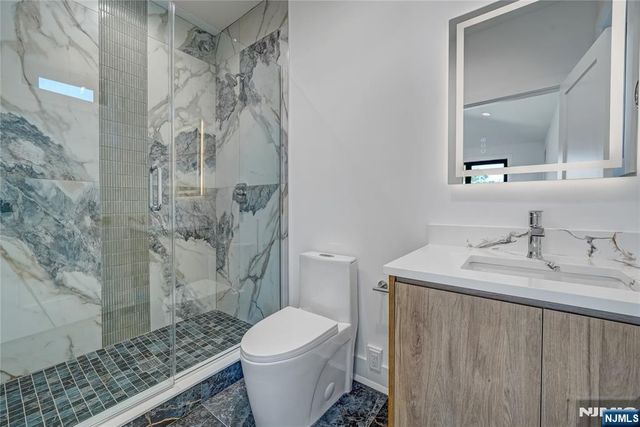 33 Oliver Road, Paramus, NJ 07652