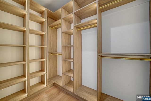 33 Oliver Road, Paramus, NJ 07652