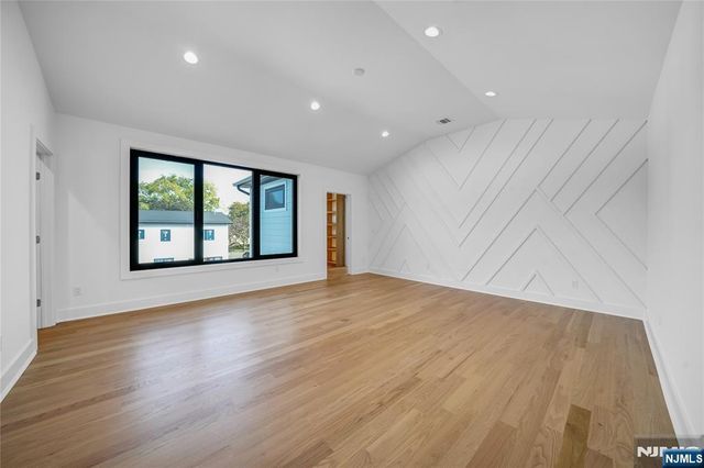 33 Oliver Road, Paramus, NJ 07652