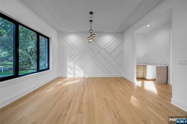 33 Oliver Road, Paramus, NJ 07652