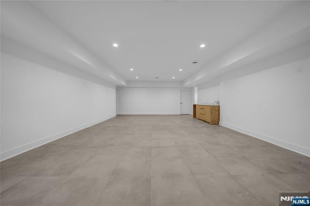 33 Oliver Road, Paramus, NJ 07652