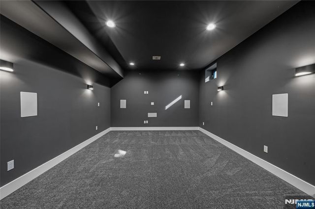 33 Oliver Road, Paramus, NJ 07652